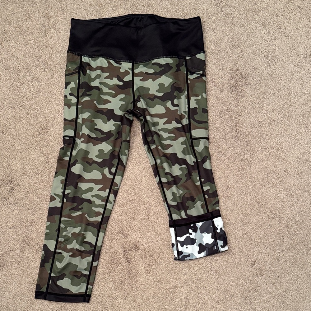 CVG Reversible Camo Capri Leggings